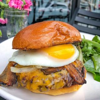 🍔 BRUNCH BURGER 🍔 . Come on by for brunch! We have bottomless options 🍻