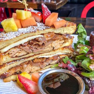 Happy Brunch! ☀️ French Toast Monte Cristo - pulled pork, applewood smoked bacon, soft ripened brie on French toast. Served with powdered sugar, fresh fruit, and vermont maple syrup 🥞🥓🍴